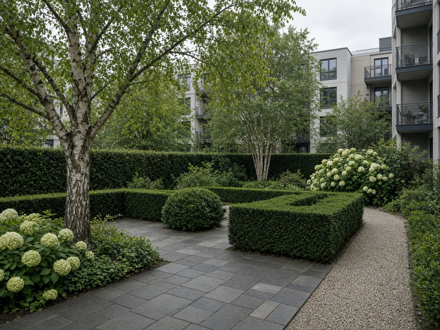 Gartenweg mit Hecken und Rasen